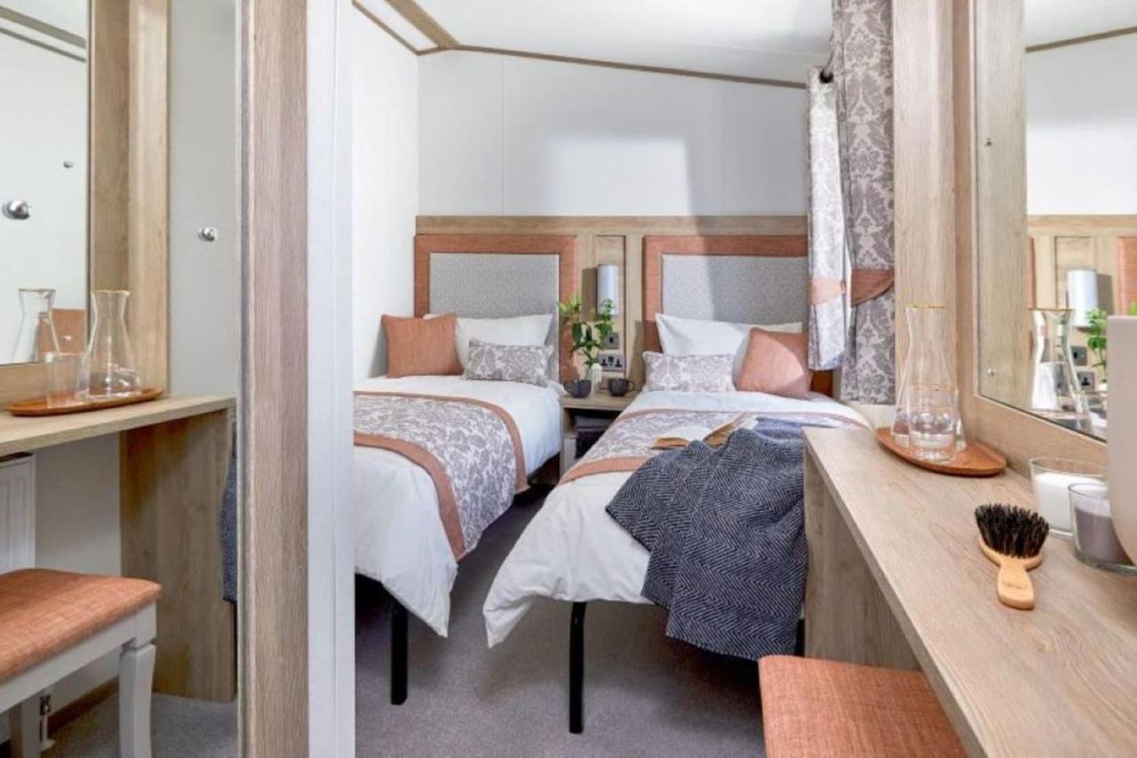 Captivating Bluebell Lodge 2-Bed Cotswolds Caravan Cirencester Εξωτερικό φωτογραφία