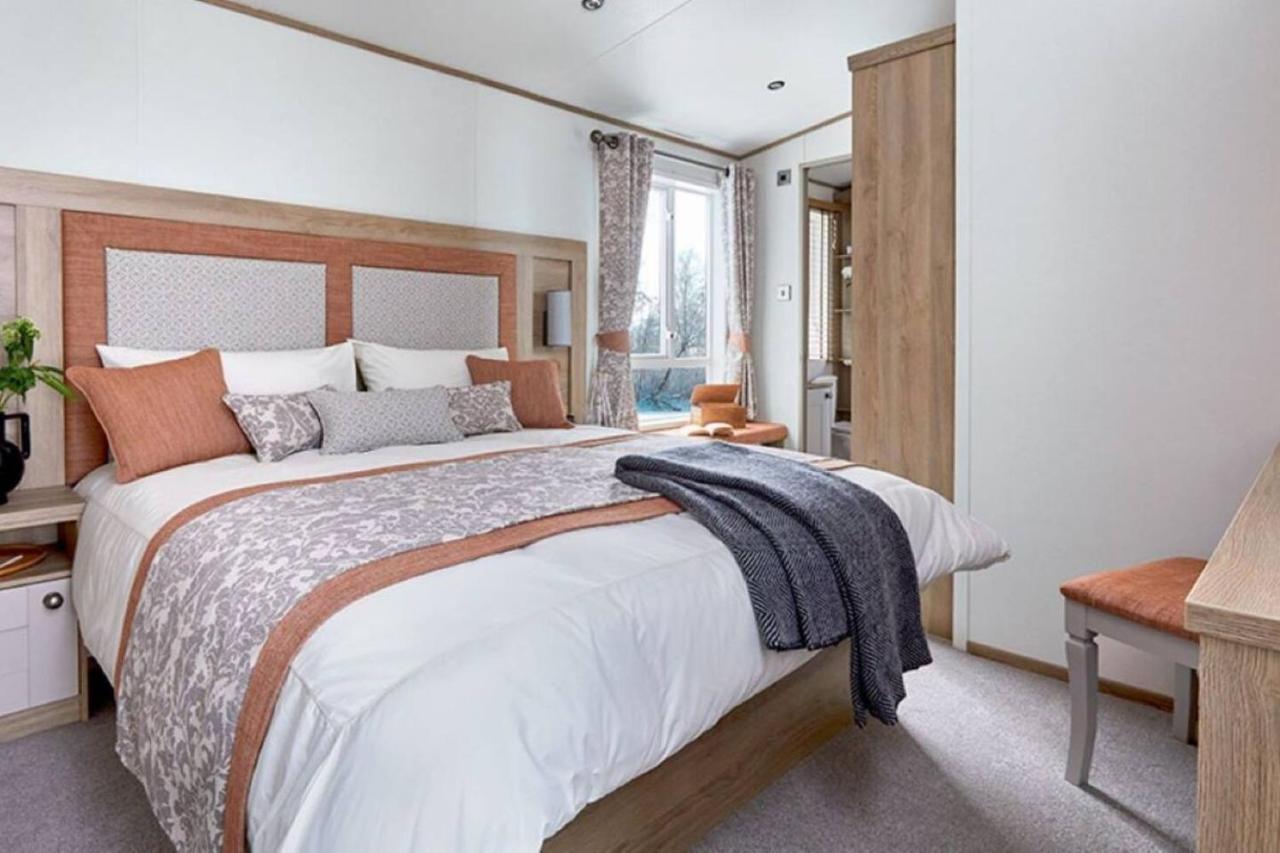 Captivating Bluebell Lodge 2-Bed Cotswolds Caravan Cirencester Εξωτερικό φωτογραφία